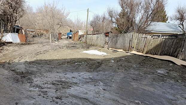 После работ коммунальщиков саратовцы проложили к своим домам дорогу в грязи из картонок
