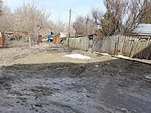 После работ коммунальщиков саратовцы проложили к своим домам дорогу в грязи из картонок