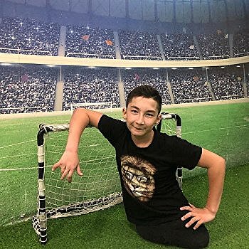 Родившийся без ног 12-летний казахстанец сыграл в футбол с капитаном сборной Хорватии - видео