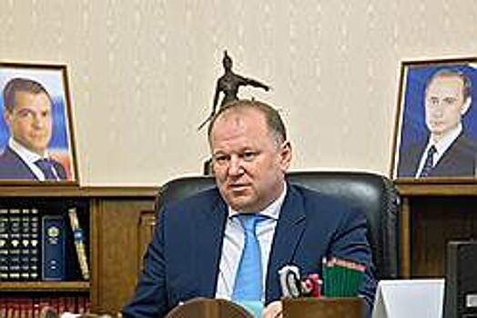 Николай Цуканов изучает планы избирателей