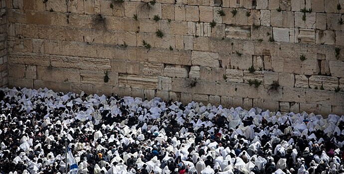 Десятки тысяч верующих приняли участие в молитве у Стены плача