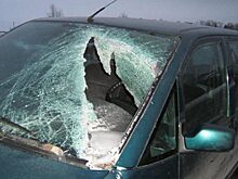 На дороге Салехард-Лабытнанги глыба льда убила пассажирку автомобиля