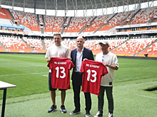 Дмитрию Парфёнову и Владимиру Гранату подарили футболки ФК «Шумбрат»