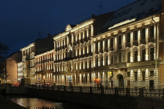 Здания на набережной Адмиралтейского канала получили художественную подсветку