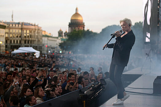 Арбенина выступила на Дворцовой площади в рамках Фестиваля культуры ПМЭФ