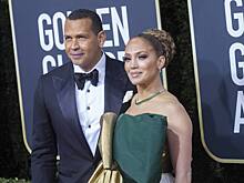 «Упала в магазине подарков?» Джей Ло раскритиковали за платье с «упаковочным» бантом