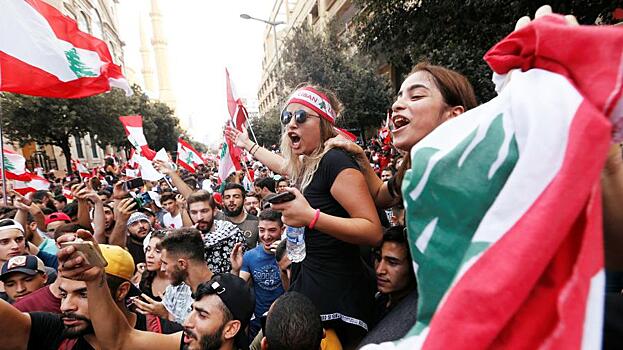 Митингующие в Бейруте штурмуют министерство экономики