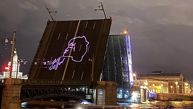 В День памяти Виктора Цоя в Петербурге развели Дворцовый мост под музыку «Кино»