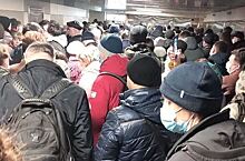 Утро в московском метро: фото из соцсетей