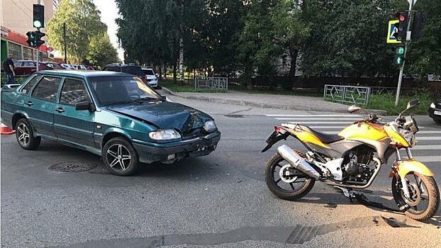 Пьяный водитель «пятнадцатой», лишенный прав, протаранил на Володарского мотоцикл