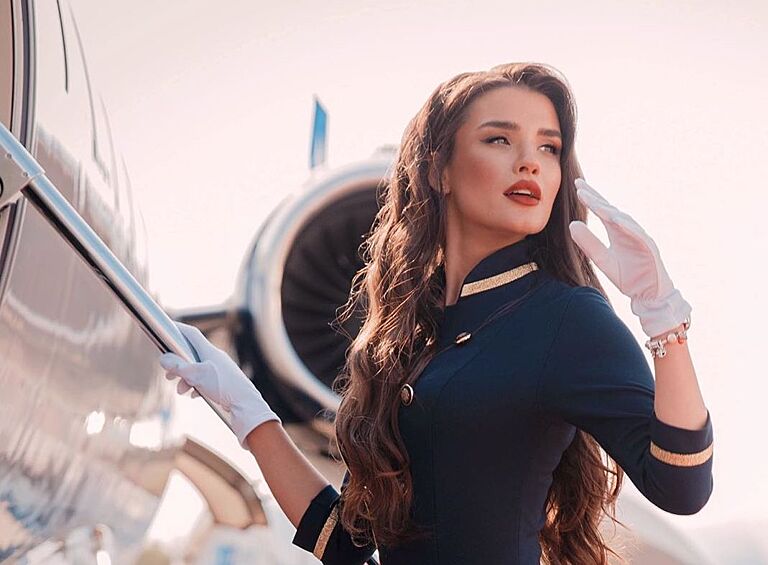 Российская стюардесса Алена Глухова повторила образ модели Ким Кардашьян и восхитила поклонников.