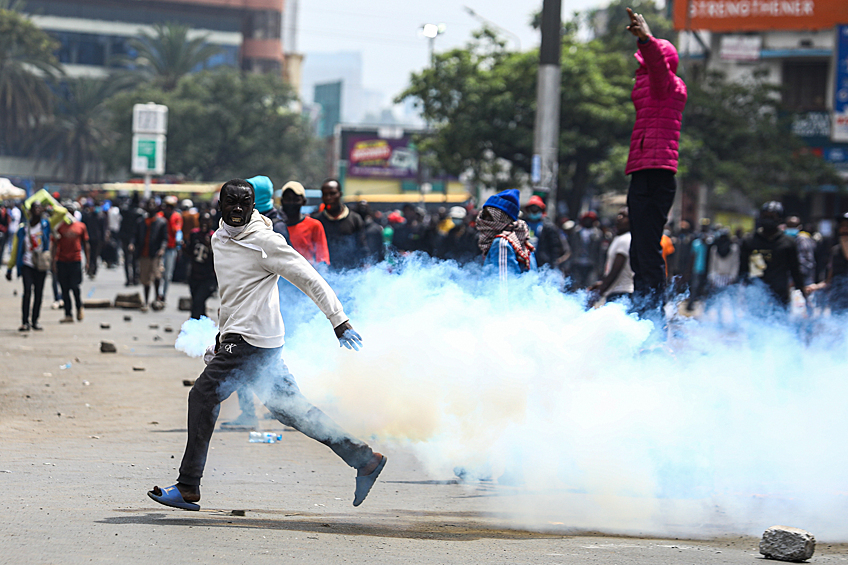 Участник антиправительственных протестов в Найроби, 2 июля 2024 года