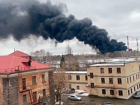 Промзона в Екатеринбурге загорелась на площади более 4 тысяч квадратных метров
