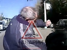 На улице Боевая пенсионер прыгнул на капот машины