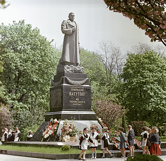 Памятник Герою Советского Союза генералу армии Николаю Фёдоровичу Ватутину, 1965 год