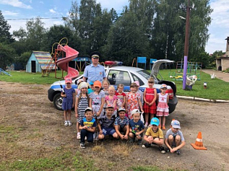 Сотрудники Госавтоинспекции проводят в летних лагерях Смоленской области профилактические мероприятия «Лето безопасности»