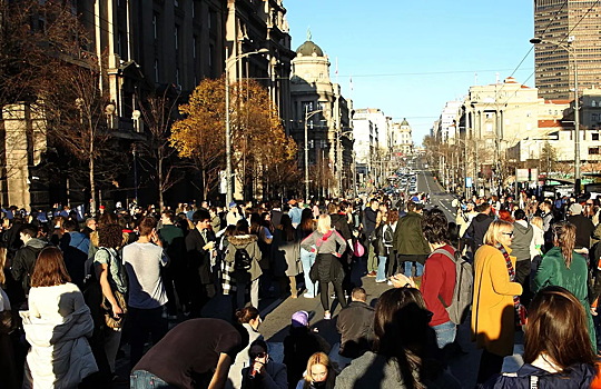 Сторонники сербской оппозиции митингуют перед Скупщиной в заячьих масках