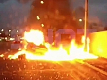 Автомобиль врезался в столб и загорелся в Москве