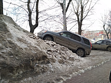 Потому что надо: водитель закатил внедорожник по гору снега перед тротуаром