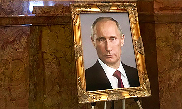 Депутат порвал портрет Путина и попал в руки полиции