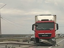 Еще одна фура протаранила отбойник на Стригинском мосту