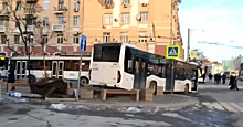 В Ростове покатившийся без водителя автобус устроил ДТП