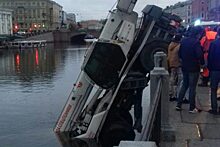 В Петербурге автокран упал в реку
