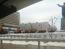 Сразу шесть единиц техники спасали от снега памятник Ленину