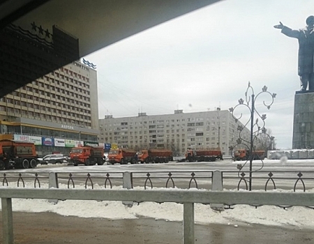Сразу шесть единиц техники спасали от снега памятник Ленину