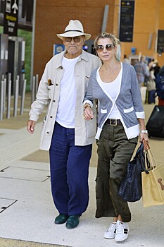 Эффект неожиданности: несмотря на кэнселинг русских, Андрей Кончаловский и Юлия Высоцкая приехали на Венецианский кинофестиваль