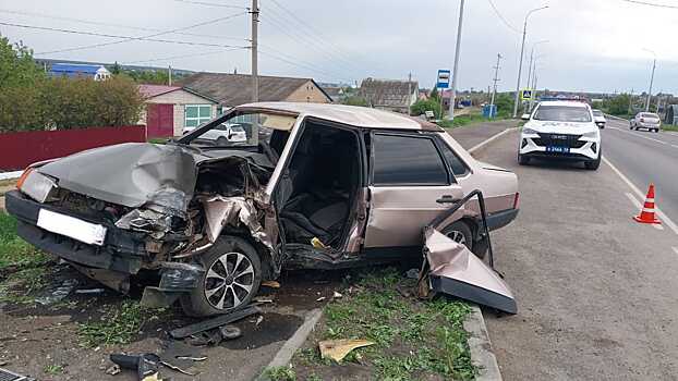 В Абдулино пожилой водитель почувствовал себя плохо за рулем и влетел в опору ЛЭП