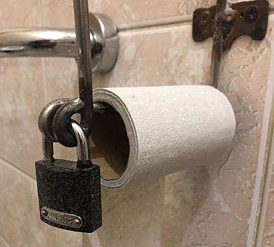 Замок на держателе туалетной бумаги удивил посетителей стоматологии в Тобольске