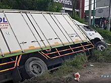 Кусок металла прервал перекур дальнобойщика, завалившего грузовик в кювет