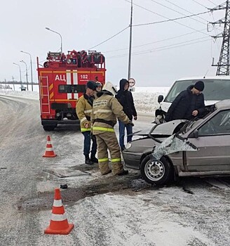 В Самарской области после столкновения фургона и легковушки госпитализировали мужчину
