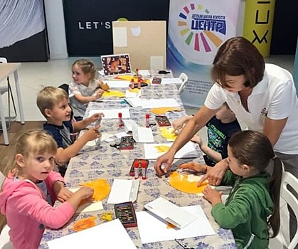 Юные жители Кузьминок научились создавать открытки с эффектом 3D