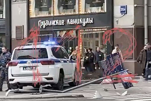 В Москве внедорожник Росгвардии вылетел на тротуар и сбил женщину