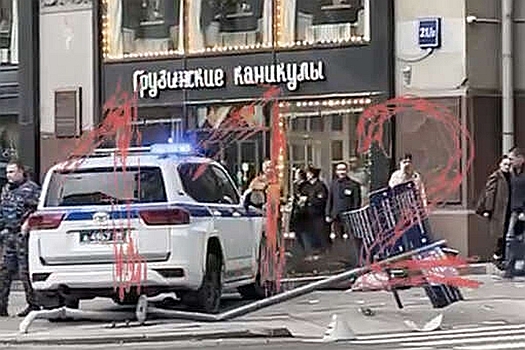 В Москве внедорожник Росгвардии сбил женщину и врезался в столб