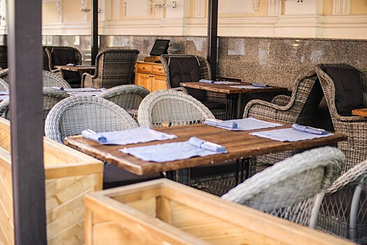 Рестораторов в Москве попросили закрыть веранды из-за сильного ветра