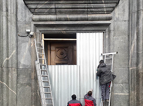 Дверь в здание ФСБ закрыли "железным занавесом"