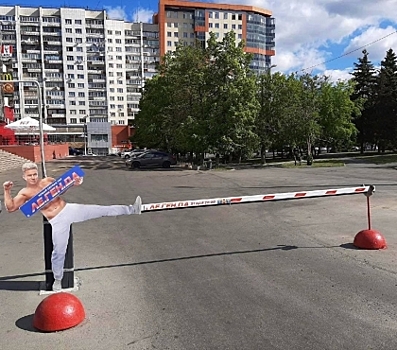 При каждом поднятии – шпагат в стиле Ван Дамма: в Челябинске шлагбаум парковки &quot;сторожит&quot; боец смешанных единоборств