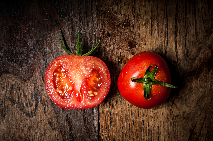 Чтобы разом порезать все помидоры черри, прижмите их сверху тарелкой или доской. А острым ножом сделайте общий срез. Так вы сэкономите очень много времени.