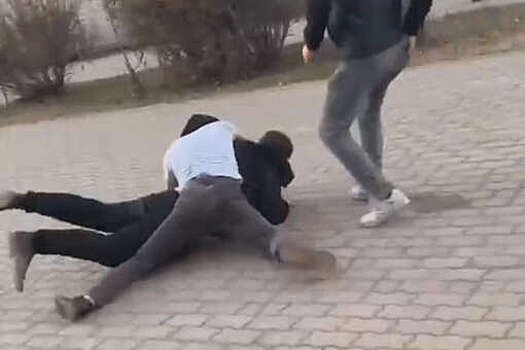 В Красноярске появилось видео драки водителей автобусов из-за места на остановке