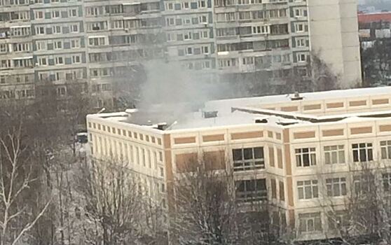Учеников эвакуировали из горящей школы на юге Москвы