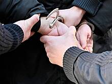Голый мужчина нырнул в огромный аквариум в магазине