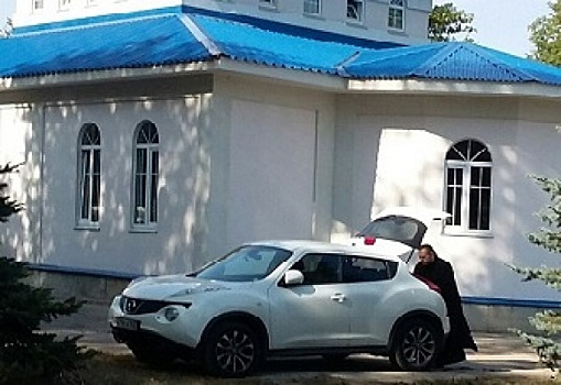 Жителей Тюмени возмутили дорогие автомобили местных священников