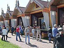 В  Петербурге на Марсовом поле открылась выставка «30 картин из жизни Петра Великого. 2022»