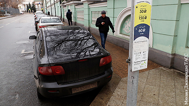 Автоэксперт предложил отменить на фоне вируса платные парковки