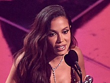 Популярная певица снялась в нижнем белье среди снега