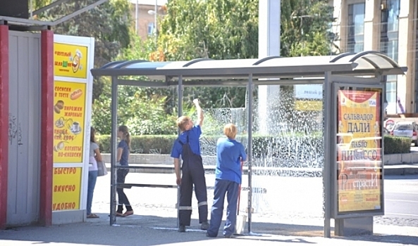 Волгоградцы узнали, кто следит за чистотой автобусных остановок