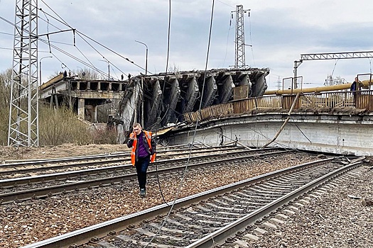 Обломки разрушившегося моста в Вязьме повредили газопровод